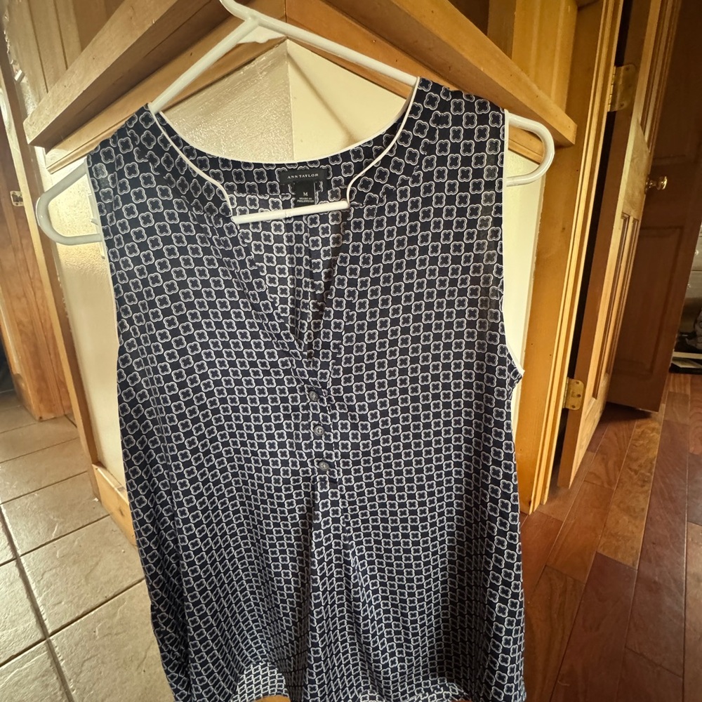 Ann Taylor Women's Sleeveless Geometric Top. Size:M